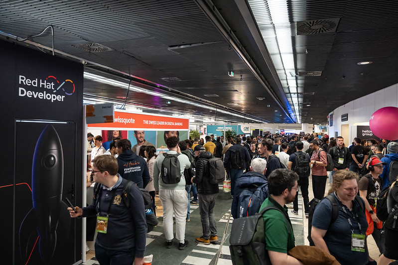 Hall d'exposition Devoxx France, allée centrale bondée