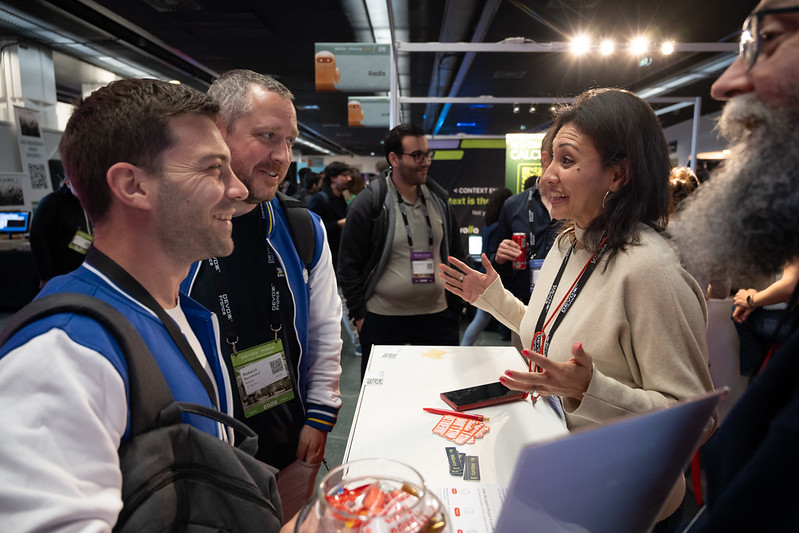 Échanges sur un stand exposant Devoxx France